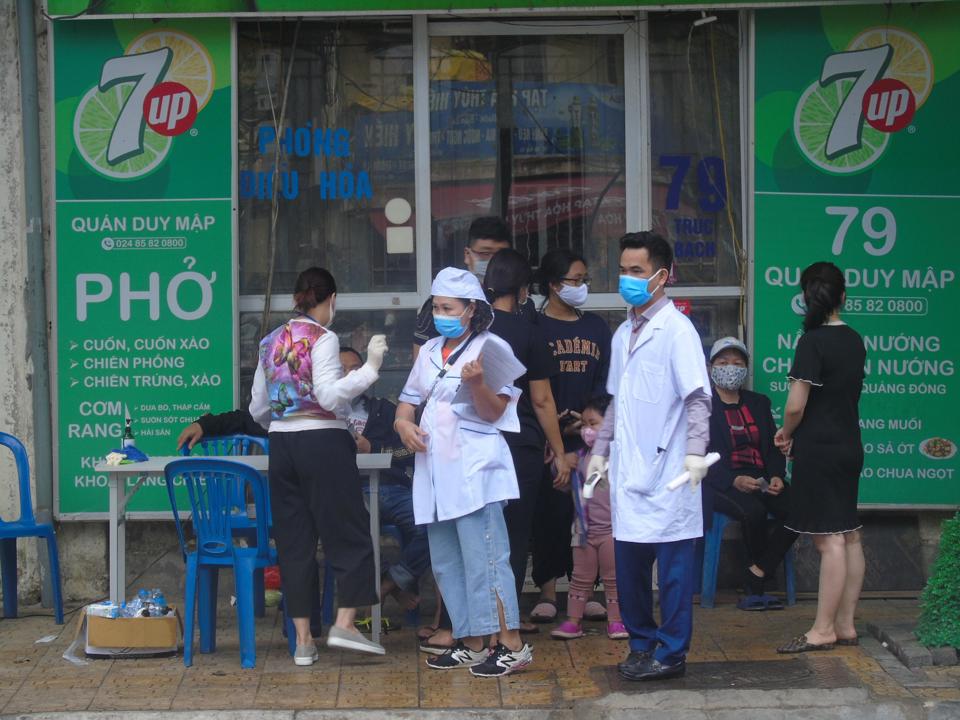 Hà Nội: Người dân phố Trúc Bạch sau nửa ngày cách ly - Ảnh 2