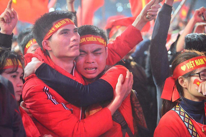 Người hâm mộ bật khóc khi U23 Việt Nam giành ngôi Á quân - Ảnh 7