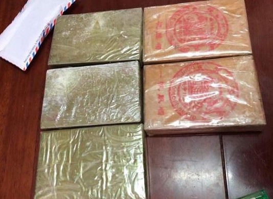 Nghệ An: Một ngày, bắt 3 đối tượng và thu giữ 5 bánh heroin, 1.000 viên hồng phiến - Ảnh 2
