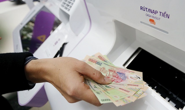 Nan giải tăng phí trao đổi rút tiền ATM - Ảnh 1
