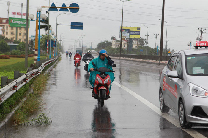 Hà Nội: Mưa sầm sập, gió quật mạnh, cây đổ, một số tuyến phố ngập sâu - Ảnh 15