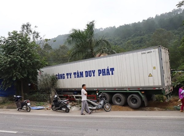 Hà Tĩnh: Xe tải và xe container cùng đâm sập một nhà dân - Ảnh 2