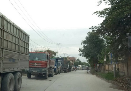 Đà Nẵng: Bức xúc vì ô nhiễm, dân lập rào chặn xe chở đất đá - Ảnh 2