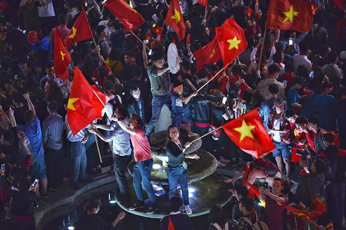 Hà Nội tràn ngập sắc đỏ sau kỳ tích lịch sử của U23 Việt Nam - Ảnh 2
