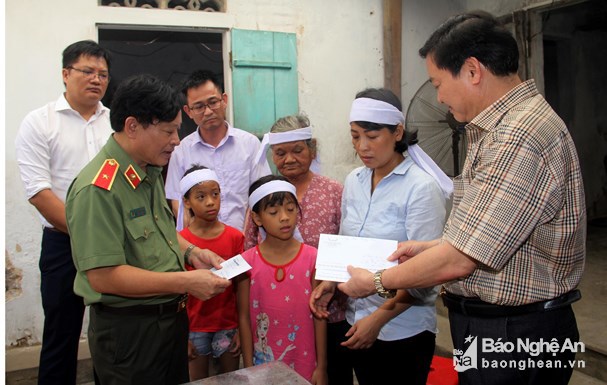 Lãnh đạo các cơ quan báo chí quê Nghệ An thăm hỏi các gia đình thuyền viên mất tích, tử vong - Ảnh 1