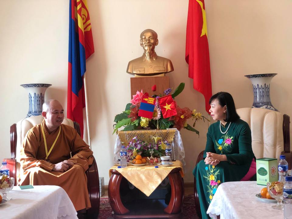 Lãnh đạo Giáo hội Phật giáo Việt Nam thăm, làm việc với ĐSQ Việt Nam tại Mông Cổ - Ảnh 1
