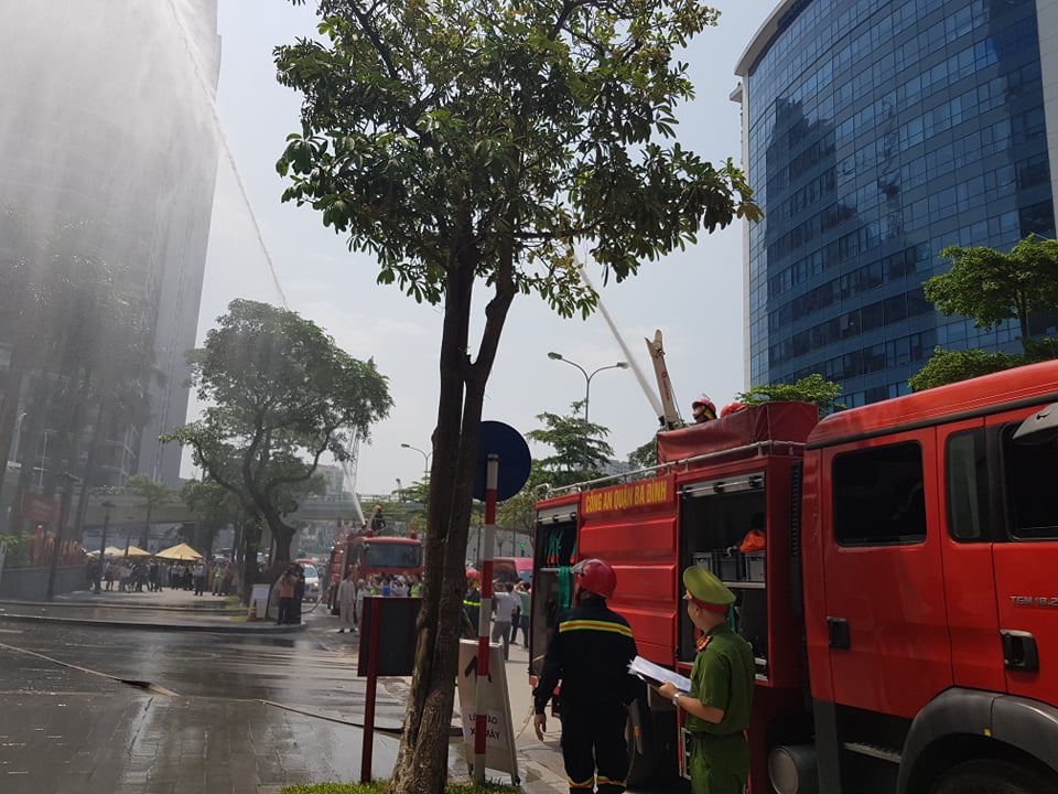 Hà Nội: Cuộc giải cứu 4 người bị thương, mắc kẹt trong đám “cháy” ở toà nhà Lotte - Ảnh 5