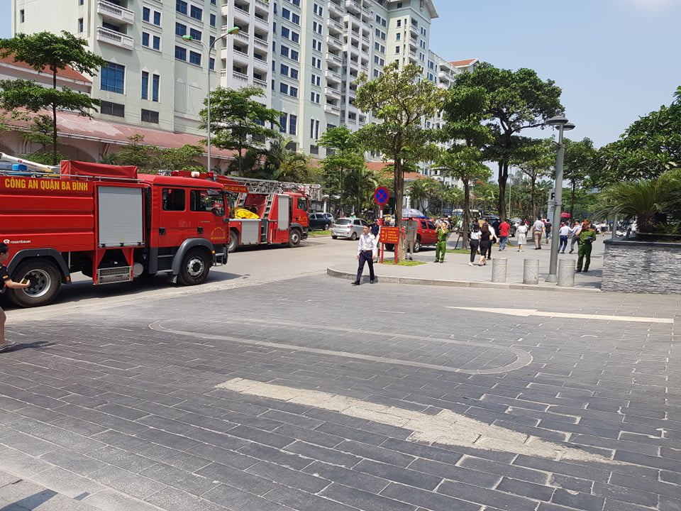 Hà Nội: Cuộc giải cứu 4 người bị thương, mắc kẹt trong đám “cháy” ở toà nhà Lotte - Ảnh 4