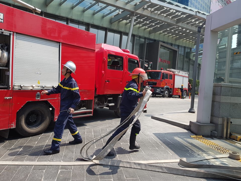 Hà Nội: Cuộc giải cứu 4 người bị thương, mắc kẹt trong đám “cháy” ở toà nhà Lotte - Ảnh 6