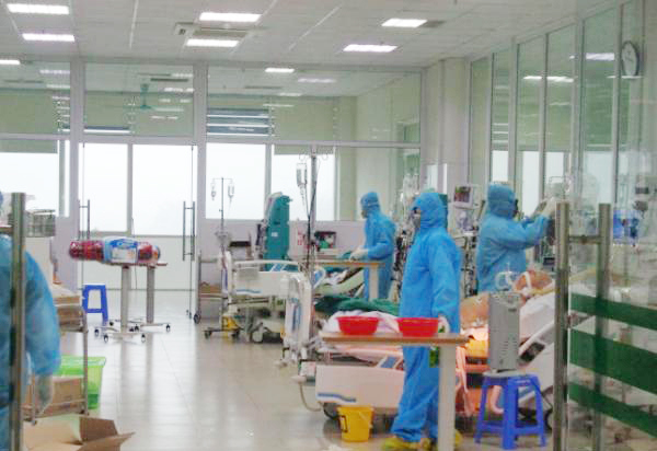 Việt Nam đang có 4 bệnh nhân mắc Covid-19 chuyển biến nặng, phải thở máy - Ảnh 1
