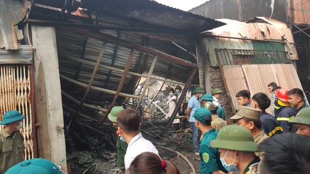 Hà Nội: Huy động gần 500 cán bộ chiến sĩ chữa cháy, cứu nạn ở Trung Văn - Ảnh 1