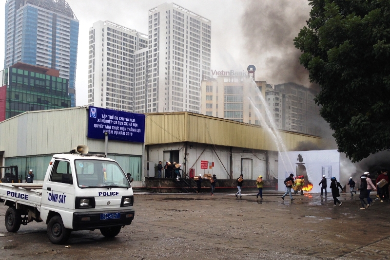Quận Thanh Xuân: Cháy giả định tại kho xưởng, nhiều người được giải cứu - Ảnh 1