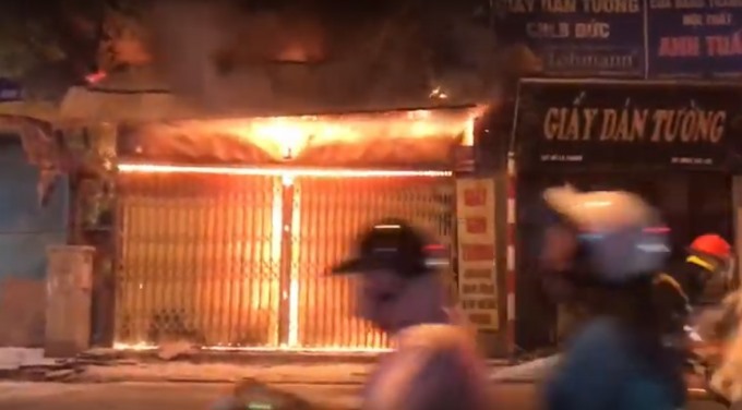 Hà Nội: Cháy dữ dội tại cửa hàng ăn trên đường Đê La Thành - Ảnh 1