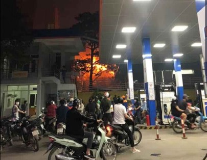 Hà Nội: Cháy dữ dội ngôi nhà 3 tầng gần cây xăng Nam Đồng - Ảnh 1
