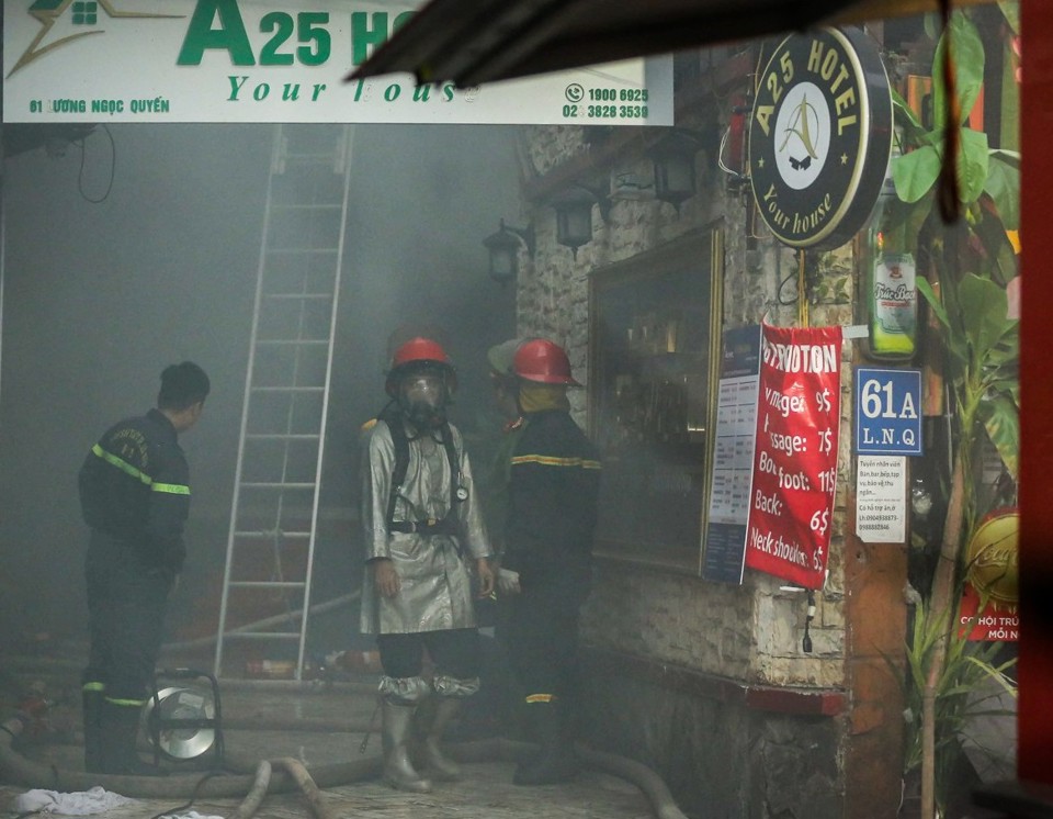 Hà Nội: Cháy khách sạn trên phố Lương Ngọc Quyến, hơn 30 người được giải cứu - Ảnh 2