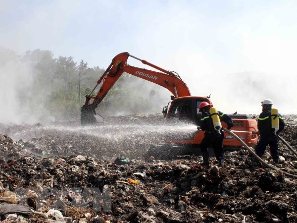 Nghệ An: Cháy bãi rác xã Ngọc Sơn, hàng chục người nhập viện - Ảnh 1