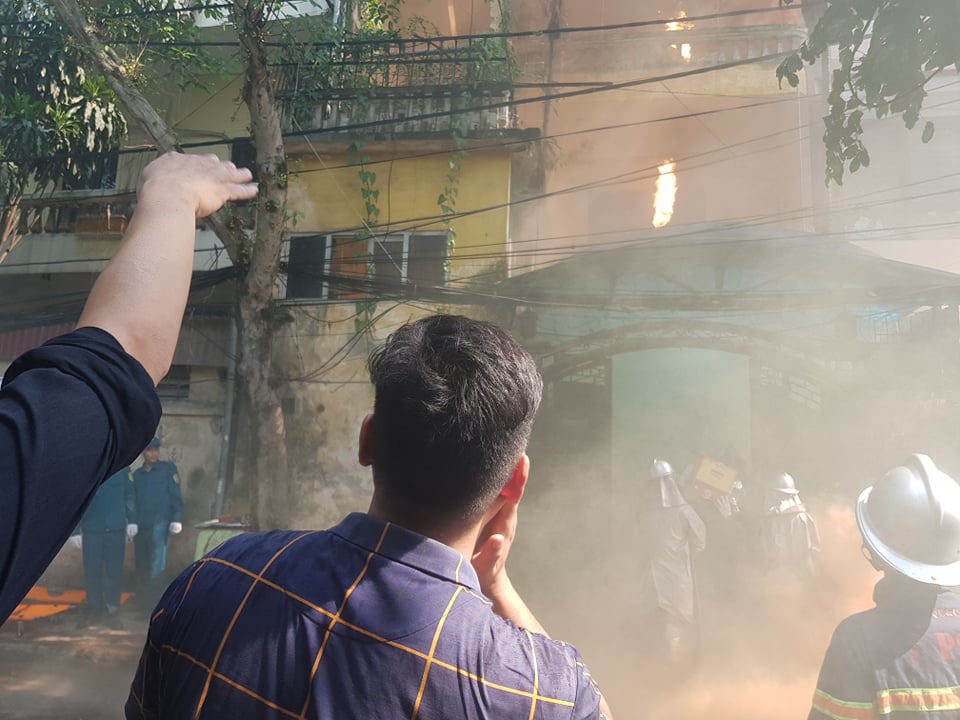 Hà Nội: Giả định cháy ở Thành Công, nhiều người mắc kẹt được cứu thoát - Ảnh 13