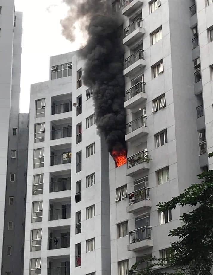 Hà Nội: Cháy lớn tại căn hộ chung cư trên phố Mai Anh Tuấn - Ảnh 1