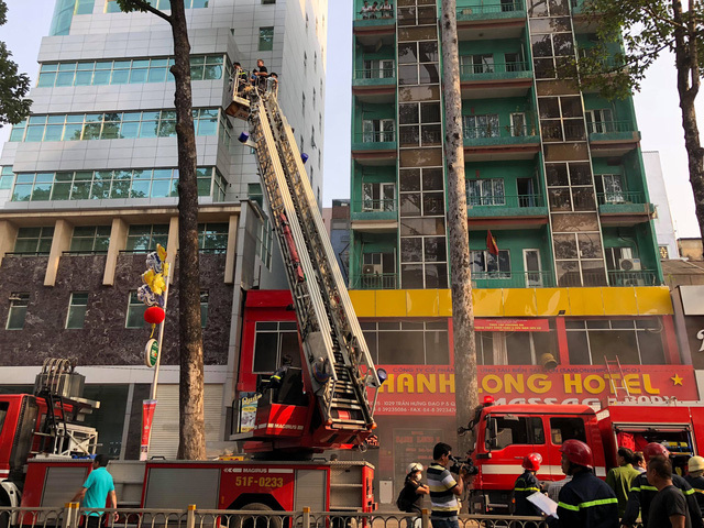 Cháy khách sạn 7 tầng ở TP Hồ Chí Minh, nhiều người được giải cứu - Ảnh 1