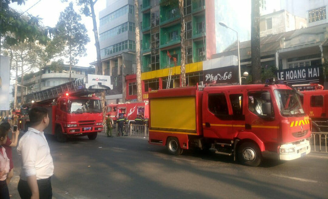 Cháy khách sạn 7 tầng ở TP Hồ Chí Minh, nhiều người được giải cứu - Ảnh 2