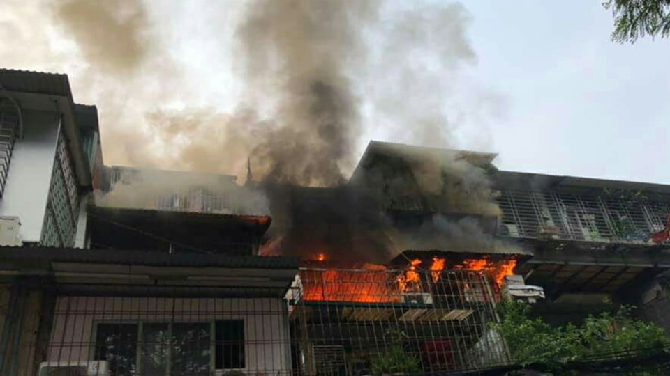 Hà Nội: Cháy lớn tại căn hộ ở khu tập thể Kim Liên - Ảnh 1