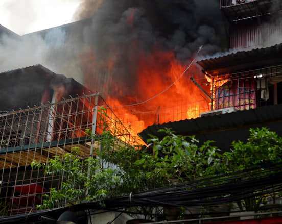 Hà Nội: Cháy lớn tại căn hộ ở khu tập thể Kim Liên - Ảnh 2