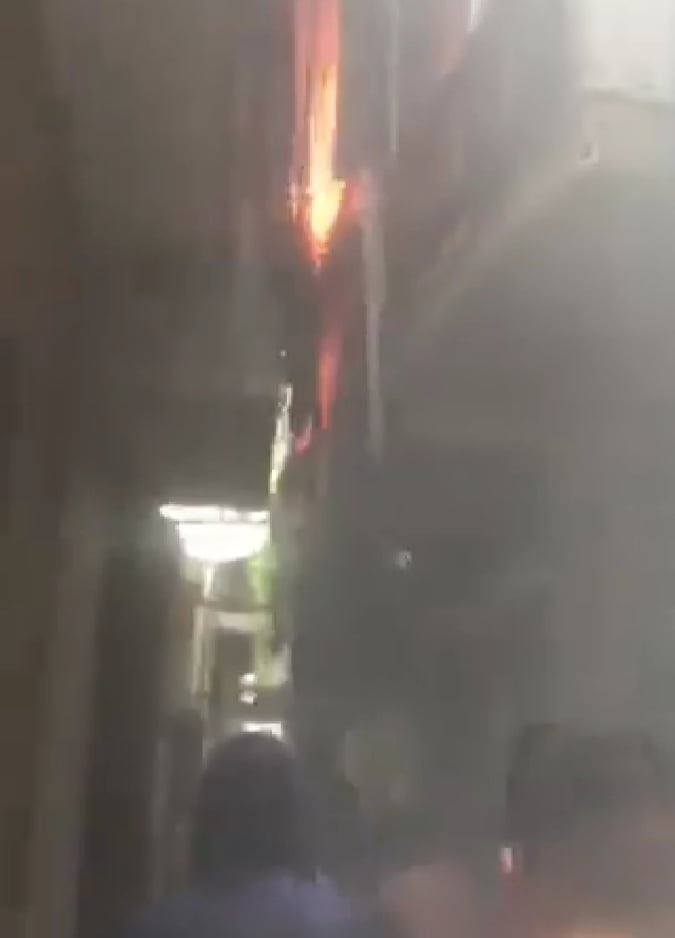 Hà Nội: Ngôi nhà 3 tầng bốc cháy dữ dội trong ngõ Lương Sử C - Ảnh 1