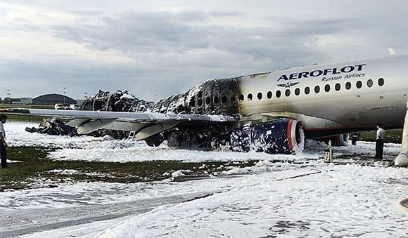 Khoảnh khắc tiếp viên Nga dũng cảm hy sinh cứu hành khách trong máy bay bốc cháy - Ảnh 1