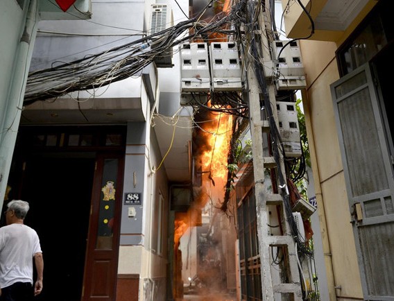 Hà Nội: Cháy dữ dội ngôi nhà cấp 4, một cháu bé được cứu thoát - Ảnh 2