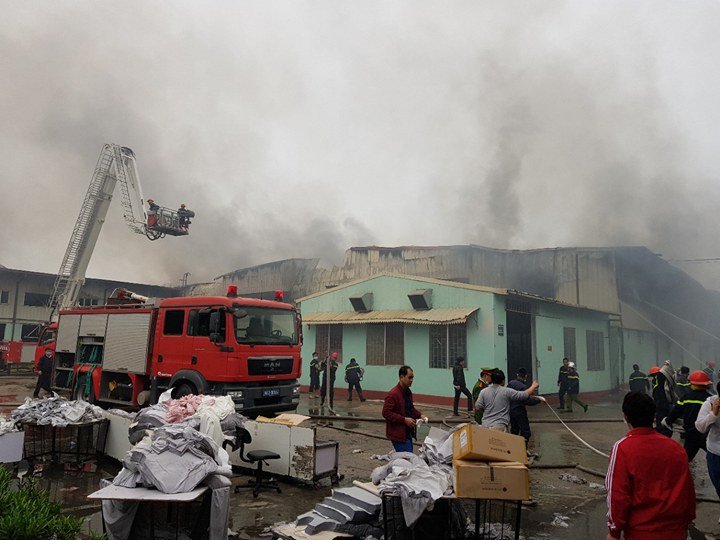 Cháy lớn tại nhà máy Vina Korea ở Vĩnh Phúc lúc rạng sáng - Ảnh 1