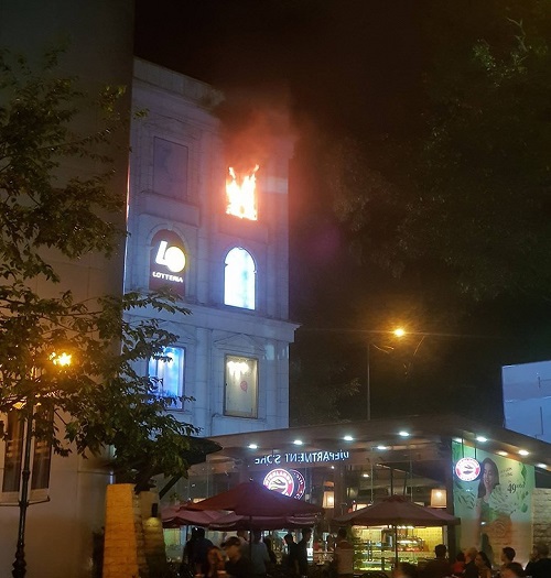 TP Hồ Chí Minh: Cháy ở Diamond Plaza, nhiều người hoảng loạn tháo chạy - Ảnh 1
