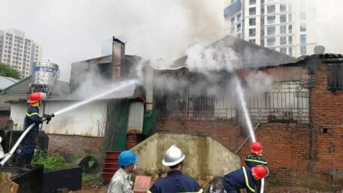 Hà Nội: Cháy dữ dội ở quán thịt chó trên đường Lạc Long Quân - Ảnh 4