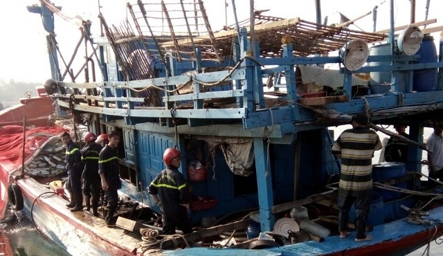 Quảng Ngãi: Tàu cá bốc cháy, thiệt hại hàng trăm triệu đồng - Ảnh 1