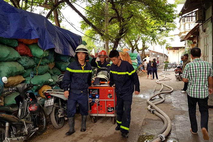 Hà Nội: Huy động gần 500 cán bộ chiến sĩ chữa cháy, cứu nạn ở Trung Văn - Ảnh 5