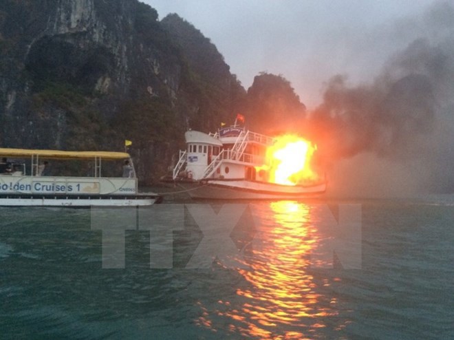 Tàu lai dắt cháy lớn sau khi phát nổ, 4 thuyền viên bị bỏng nặng - Ảnh 1