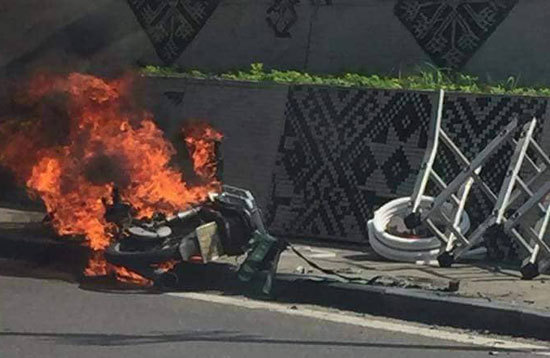 Hà Nội: Xe máy bốc cháy dữ dội khi đang lưu thông trên đường - Ảnh 1