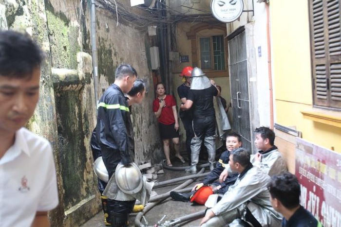 Hà Nội: Ngôi nhà 3 tầng bốc cháy dữ dội trong ngõ Lương Sử C - Ảnh 3