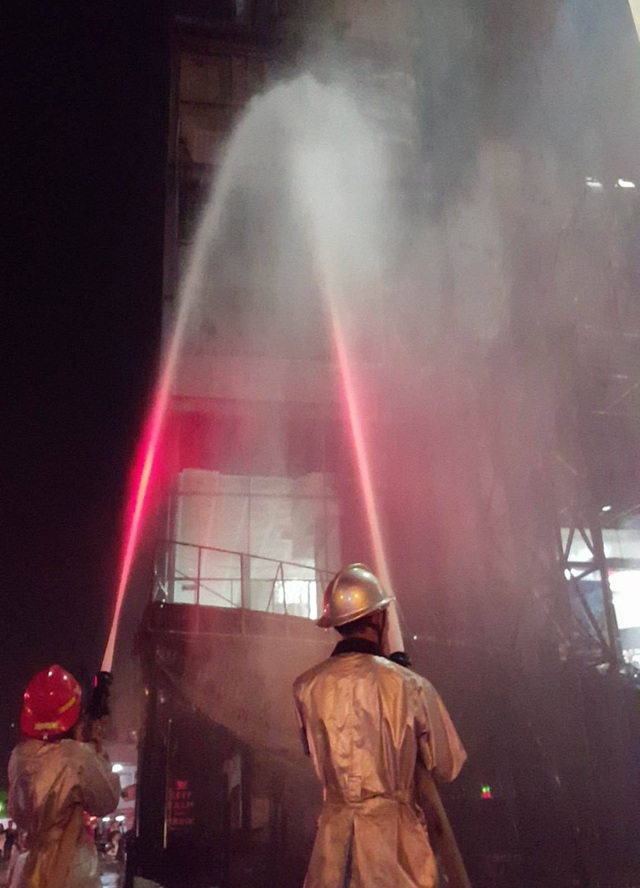 Hà Nội: Cháy dữ dội tại quán trà sữa ở tòa nhà Hồ Gươm Plaza - Ảnh 4