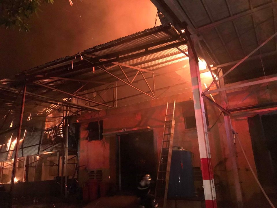 [Ảnh] Thâu đêm dập tắt đám cháy tại Công ty Bóng đèn phích nước Rạng Đông - Ảnh 13