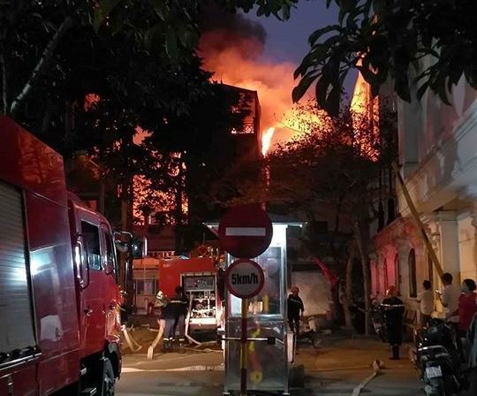Hà Nội: Cháy dữ dội ngôi nhà 3 tầng gần cây xăng Nam Đồng - Ảnh 3