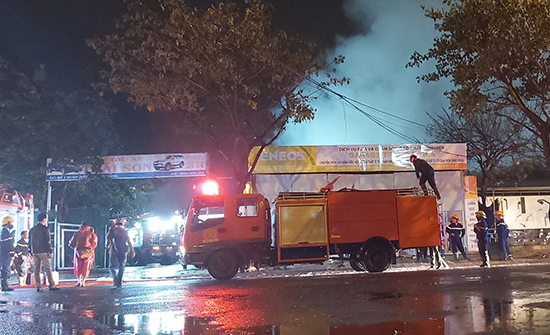 Cháy bãi giữ xe ô tô ở Đà Nẵng trong đêm - Ảnh 1