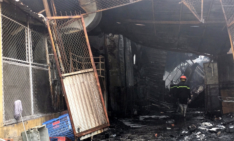 Đã khống chế được đám cháy tại KCN Sài Đồng, không có thiệt hại về người - Ảnh 1