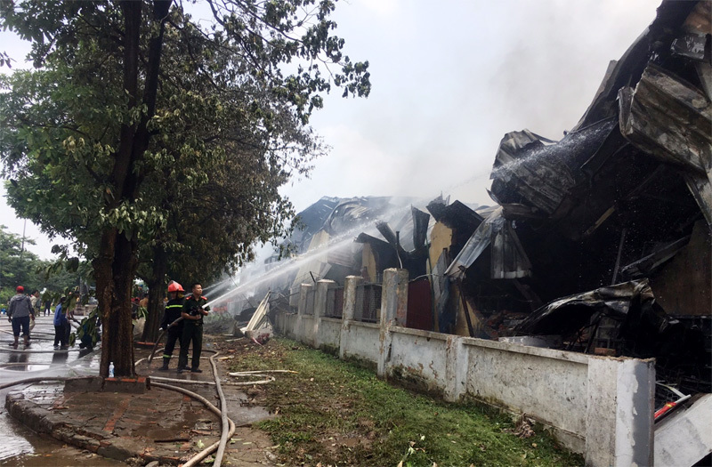 Đã khống chế được đám cháy tại KCN Sài Đồng, không có thiệt hại về người - Ảnh 2