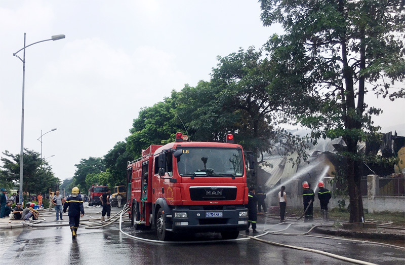 Đã khống chế được đám cháy tại KCN Sài Đồng, không có thiệt hại về người - Ảnh 4