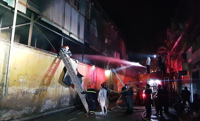[Ảnh] Thâu đêm dập tắt đám cháy tại Công ty Bóng đèn phích nước Rạng Đông - Ảnh 25
