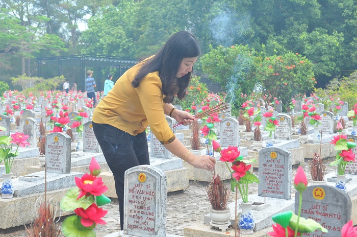 Đoàn công tác Ban Thường vụ Thành ủy Hà Nội tri ân các anh hùng liệt sỹ tại nghĩa trang Trường Sơn và Đường 9 - Ảnh 6