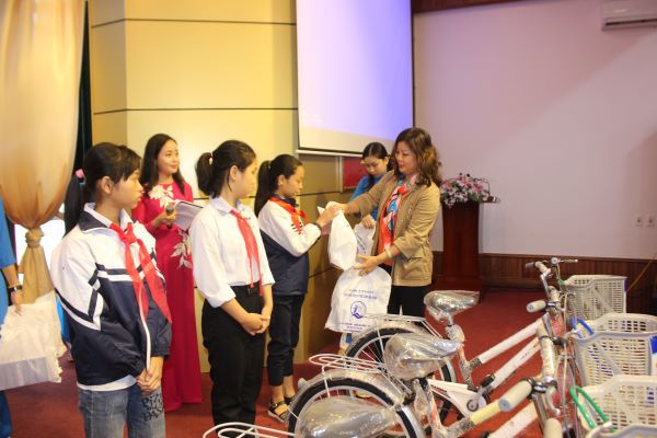 Hà Nội tặng 500 phần quà cho trẻ em có hoàn cảnh đặc biệt, khó khăn - Ảnh 5