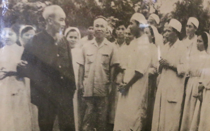Những hình ảnh xúc động về Chủ tịch Hồ Chí Minh với phong cách gần dân - Ảnh 11