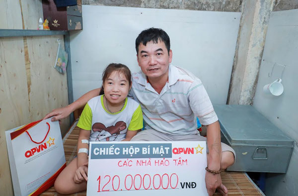 Kênh Quốc phòng Việt Nam trao 120 triệu đồng cho bé gái suy thận có hoàn cảnh khó khăn - Ảnh 3