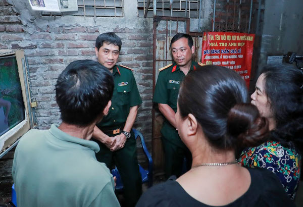 Kênh Quốc phòng Việt Nam trao 120 triệu đồng cho bé gái suy thận có hoàn cảnh khó khăn - Ảnh 1